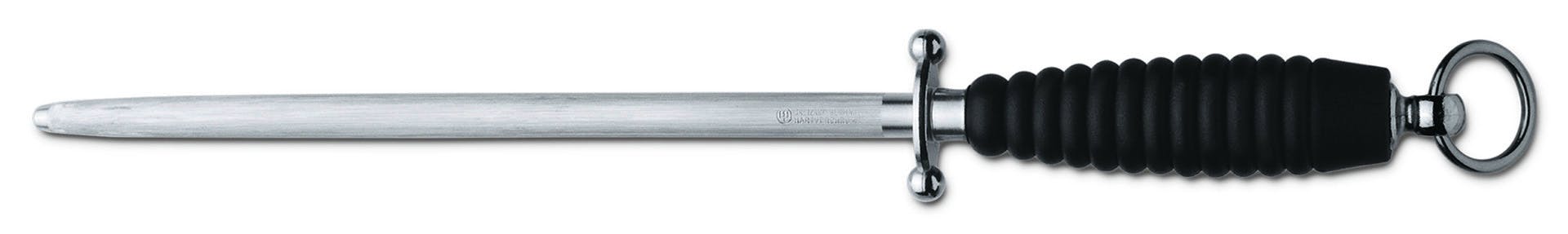 Küchenmesser, die sehr oft benutzt werden, verlieren mit der Zeit ihre Schärfe. Mit dem Wetzstahl bringen Sie Ihre Klingen mit nur wenigen Handgriffen zu neuer Schärfe. Das erleichtert die Arbeit und sorgt für saubere Schnitte. 
Es wird unterschieden zwischen glatte Wetzstähle zum wieder aufrichten bzw. begradigen der Klinge und dem rauen Wetzstahl zum Schärfen des Messers, indem die Klinge geschliffen wird. Darüber hinaus wird bei den meisten rauen Wetzstählen auch gleichzeitig die Klinge aufgerichtet, sodass die Verwendung des glatten Wetzstahls nicht mehr notwendig ist.&nbsp;