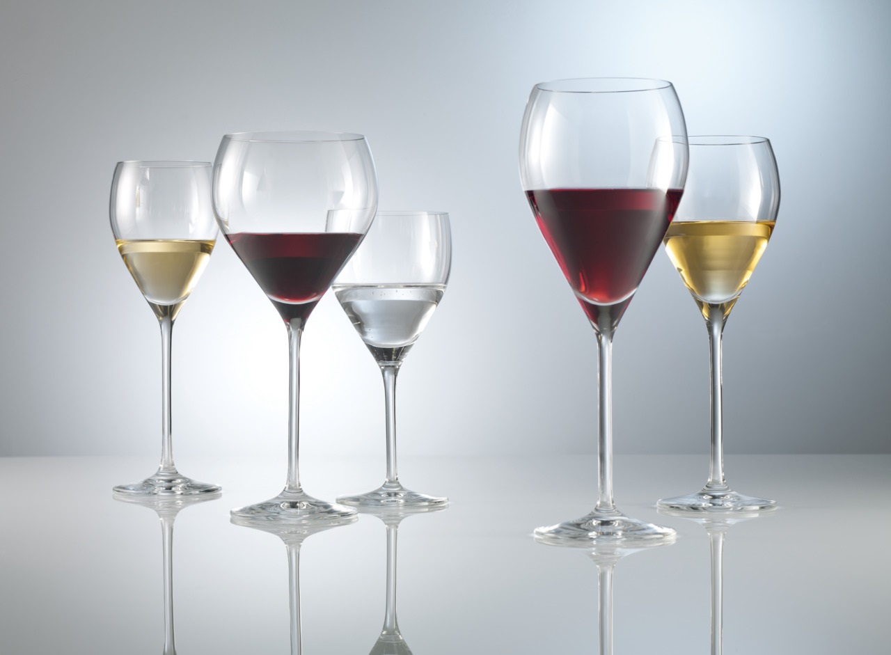 Vina – funktional und schick 

Die Glaskollektion VIÑA von SCHOTT ZWIESEL macht eine klare Ansage: Wenige Formen für unterschiedlichste Weine. Kelchgläser und Becher geben sich schlicht, besonders robust und Spülmaschinenfest. Ideal für den Genuss Zuhause und in der Gastronomie.&nbsp;